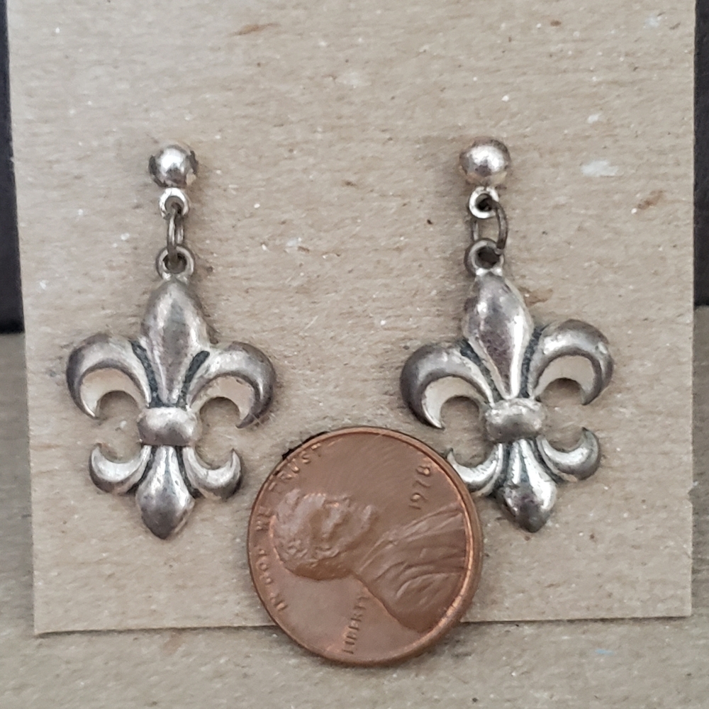Silver Vintage Fleur de Lis Dangly Stud Earrings - Picture 3 of 4